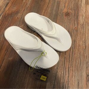 OOFOS white sandals flip flops womens size 5 BRAND NEW